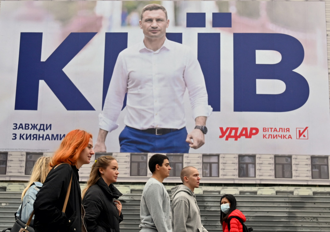 Klicsko választási plakátja Kijevben 2020 októberében – Fotó: Sergei Supinsky / AFP or licensors