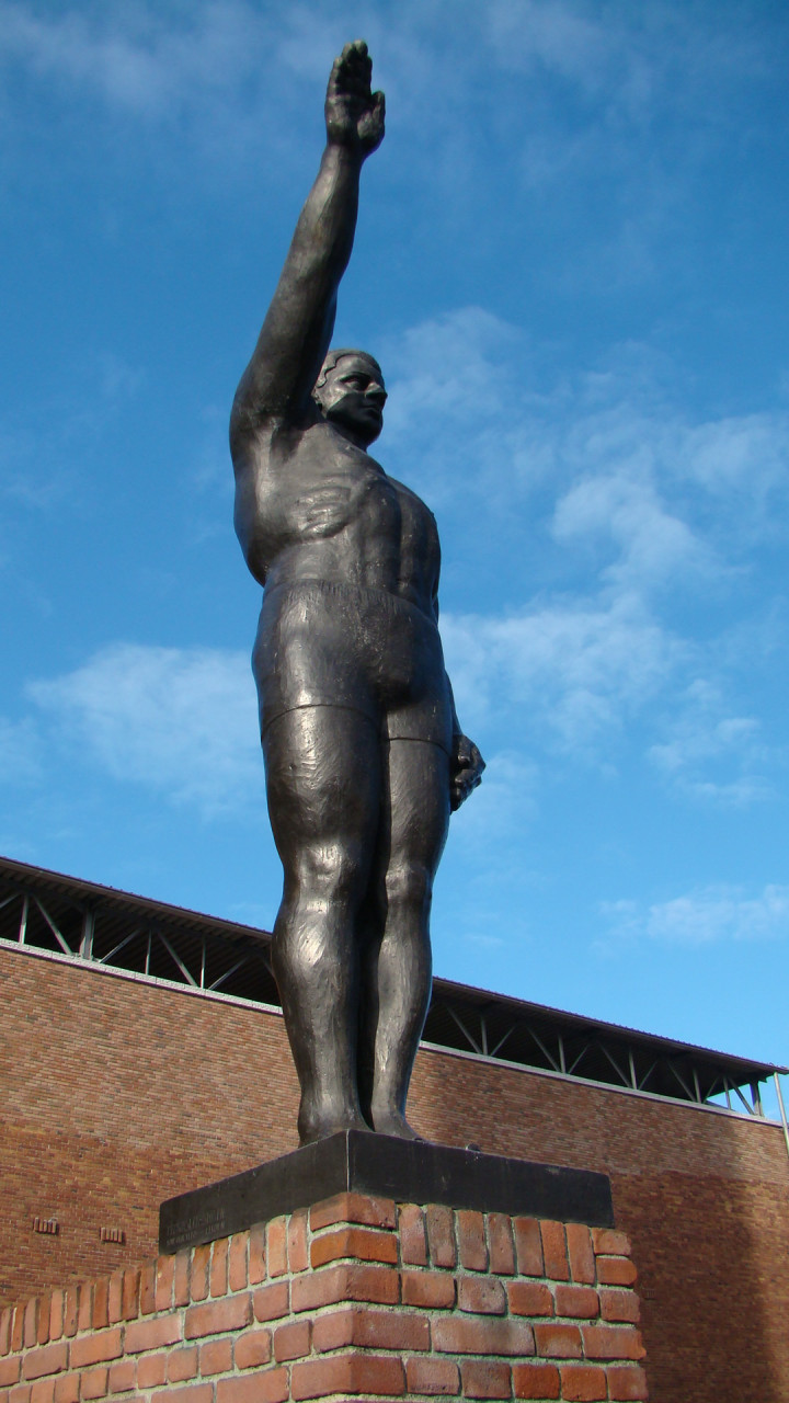 Gra Rueb karlendítős szobra – Forrás: Wikipédia