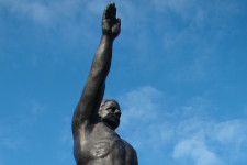 Karlendítős szobrot távolítottak el az amszterdami olimpiai stadion bejárata elől