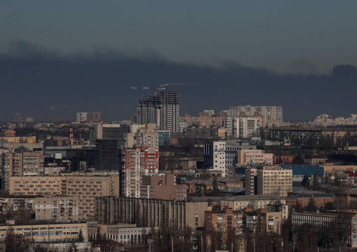 Füst száll Kijev felett egy tüzérségi ágyúzás után március 22-én – Fotó: Gleb Garanich / Reuters
