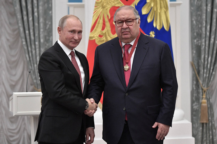 Aliszer Uszmanov a Hazáért Érdemrend harmadik fokozatát veszi át Putyin elnöktől 2018. november 11-én – Fotó: Aleksey Nikolskyi / Sputnik / AFP