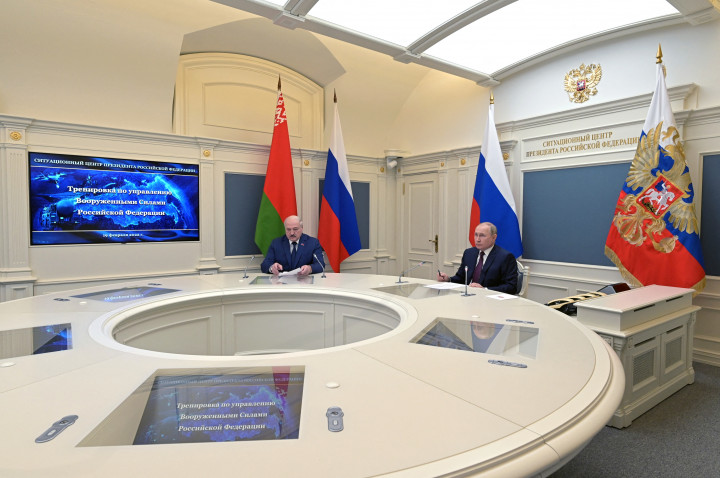 Alekszandr Lukasenko belarusz és Vlagyimir Putyin orosz elnök az éppen zajló Grom-2022 hadgyakorlatról szóló közvetítésen ballisztikus rakéták kilövését nézik február 19-én – Fotó: Mikhail Klimentyev / Sputnik / AFP