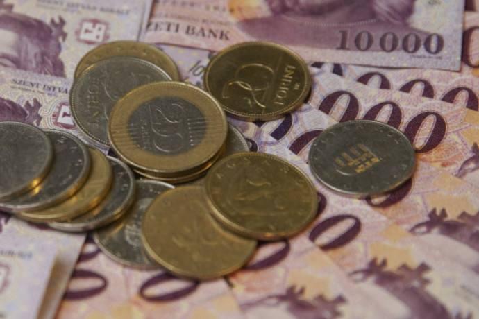 Két nyugdíj-kiegészítést lengetett be a kormány