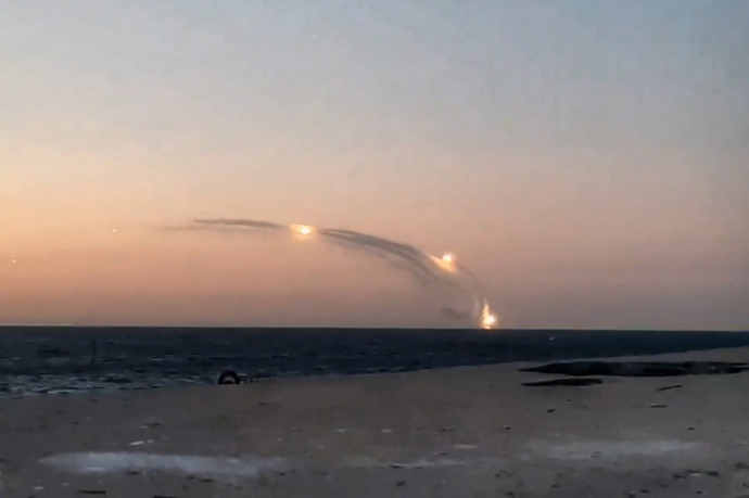 Robotrepülőgépeket lőttek ki egy hajóról a Krím-félsziget partjánál Ukrajna felé