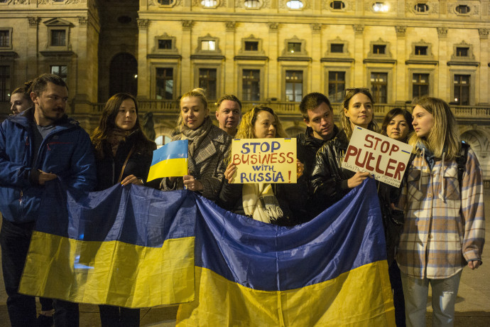 Demonstráló prágaiak táblákkal és ukrán zászlókkal – Fotó: Michal Cizek / AFP