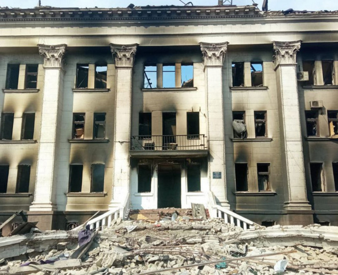 A mariupoli színház homlokzata a bombatámadás után – Fotó: EyePress News / EyePress via AFP