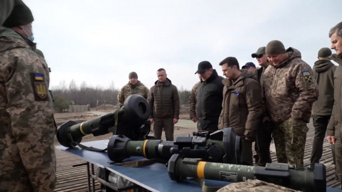 Az Ukrán Fegyveres Erők által 2022. február 16-án közzétett felvételen Volodimir Zelenszkij ukrán elnök ellátogatott a Blizzard 2022 kódnevű parancsnoki hadgyakorlatra, amit ápp a Rivne régióban tartottak