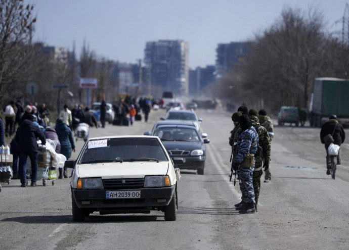 Civilek menekülése Mariupolból kedden – Fotó: Stringer / 2022 Anadolu Agency / AFP