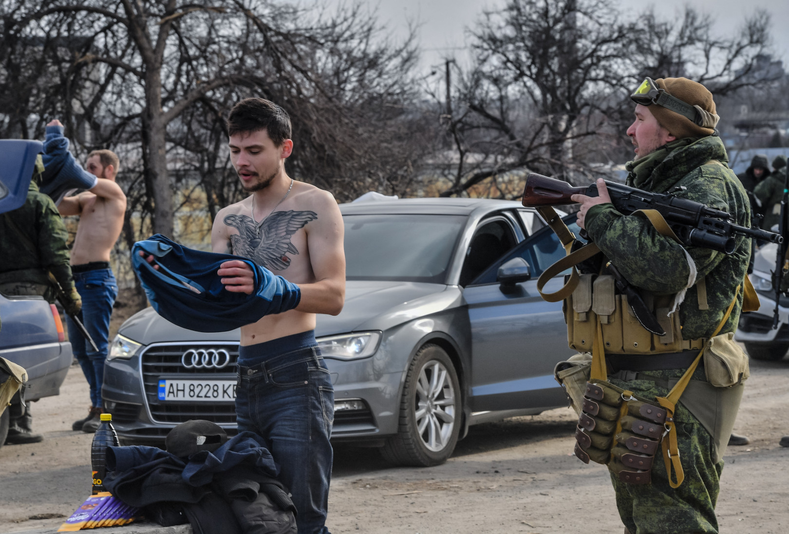 A donyecki szakadárok fegyveresei a várost elhagyó civileket ellenőriznek 2022. március 17-én – Fotó: Alexey Kudenko / Sputnik / AFP