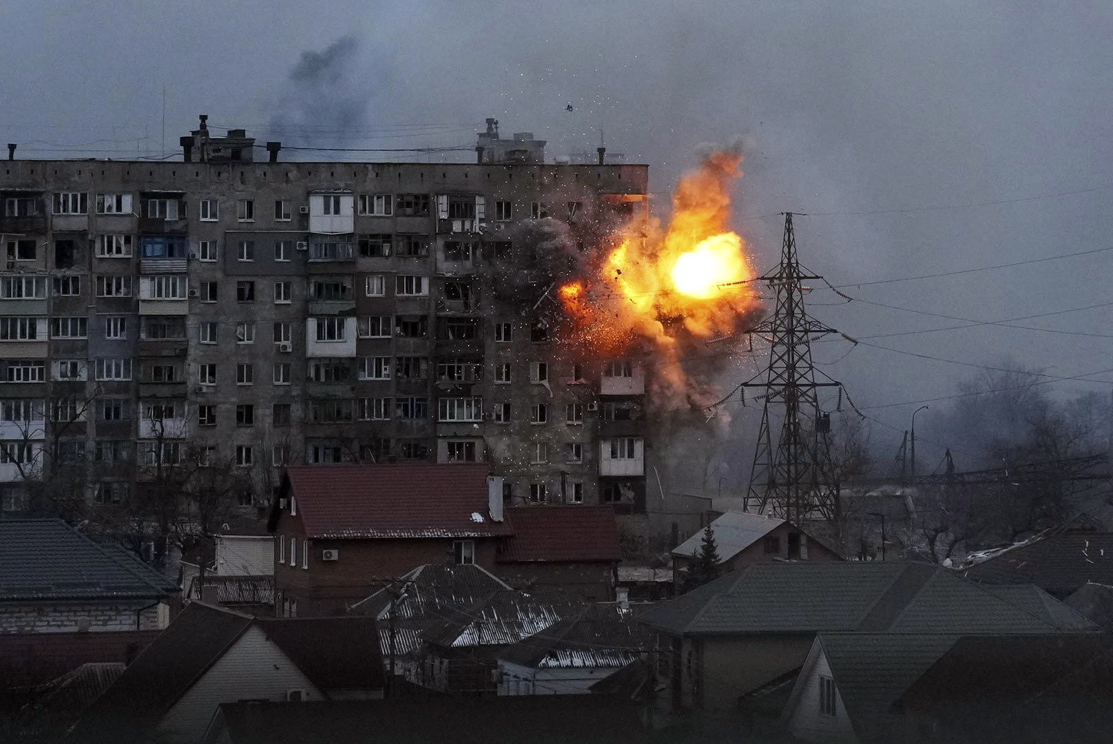 Orosz lövedék becsapódása egy lakóházba a dél-ukrajnai Mariupolban 2022. március 11-én – Fotó: Jevhen Maloletka / Associated Press / MTI