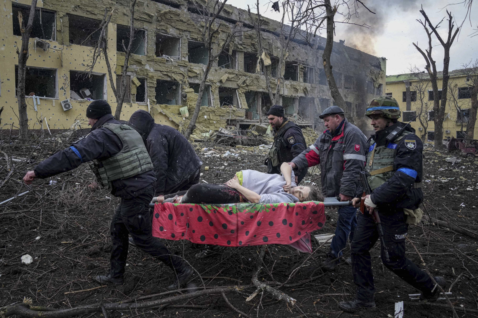 Egy nőt menekítenek a lebombázott szülészeti klinikáról, aki később belehalt a sérüléseibe – Fotó: Jevhen Maloletka / Associated Press / MTI