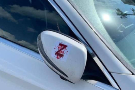 Tel-Avivban orosz követségi kocsikra ragasztották az orosz megszállók Z betűs matricáját