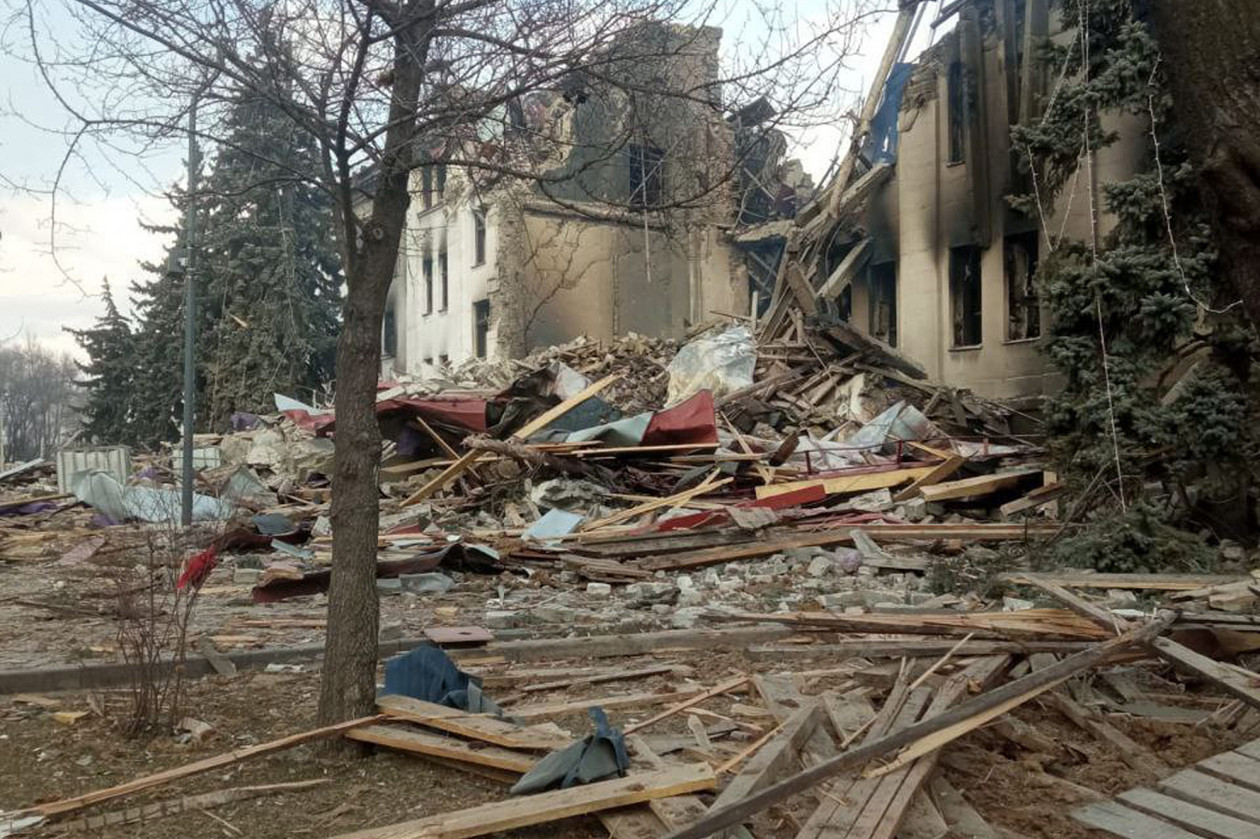 Egy március 14-én készült műholdképen jól látszik az óvóhelyként használt mariupoli színház előtti és mögötti járdán a GYEREK felirat. Március 16-án az oroszok lebombázták az épületet – Fotó: Maxar Technologies / AFP, Azov Battalion / EyePress / AFP