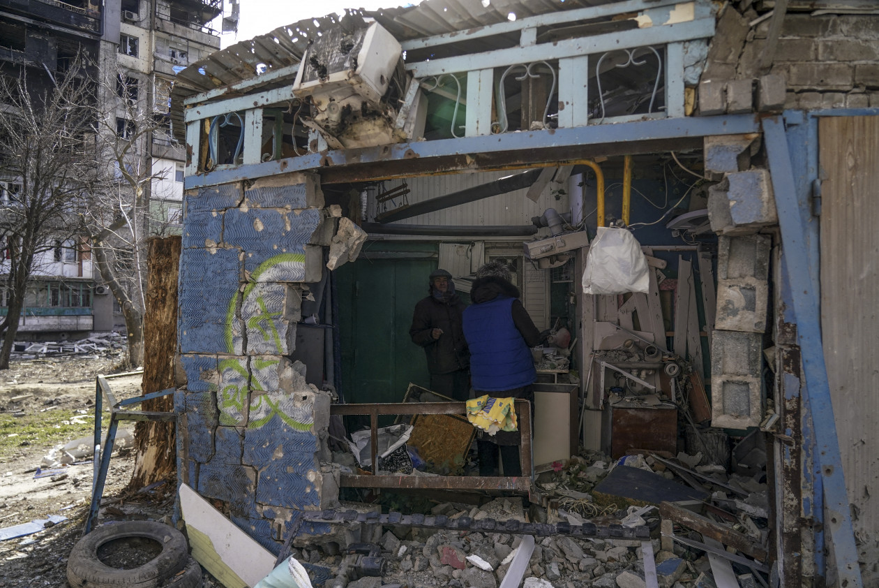 Lebombázott lakótelep a Sevcsenko körúton, értékeit menti egy lakó lakhatatlanná vált lakásában, ellenőrző pont az evakuációs útvonalon, miközben egy család hagyja el az ostromlott Mariupolt – Fotók: Alexey Kudenko / Sputnik, Stringer / Anadolu Agency / AFP