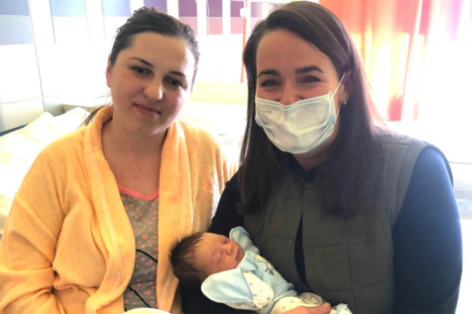 Menekült újszülöttel és édesanyjával fotózkodott a megválasztott köztársasági elnök