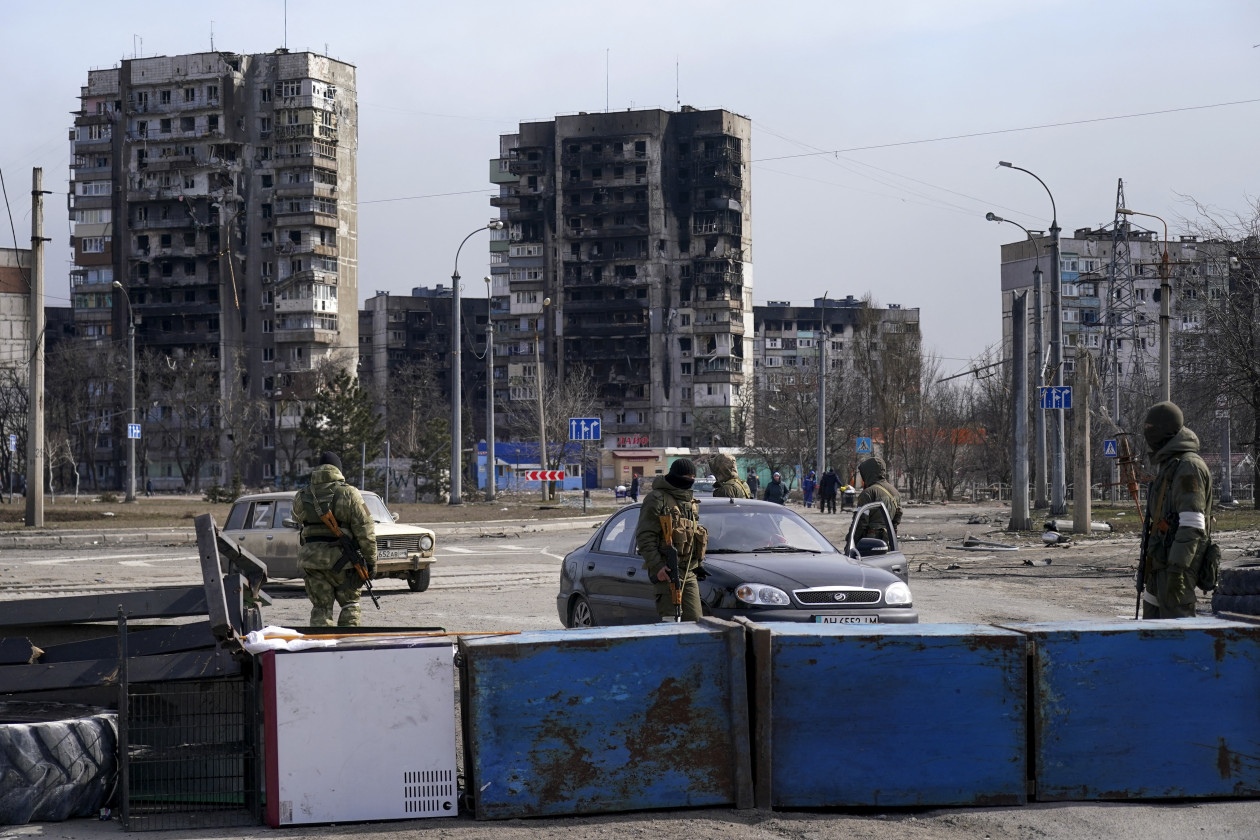 Lebombázott lakótelep a Sevcsenko körúton, értékeit menti egy lakó lakhatatlanná vált lakásában, ellenőrző pont az evakuációs útvonalon, miközben egy család hagyja el az ostromlott Mariupolt – Fotók: Alexey Kudenko / Sputnik, Stringer / Anadolu Agency / AFP