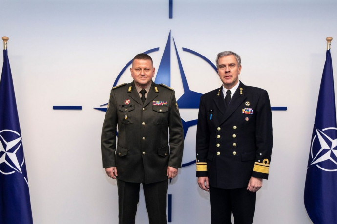 Valerij Zaluzsnij és Rob Bauer admirális, a NATO-főtitkár fő katonai tanácsadója 2022. január 13-án a NATO vezérkari ülését követően – Fotó: Ministry of Defence of Ukraine
