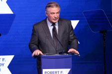 Alec Baldwin először forgat, mióta tavaly októberben lelőtt egy operatőrt