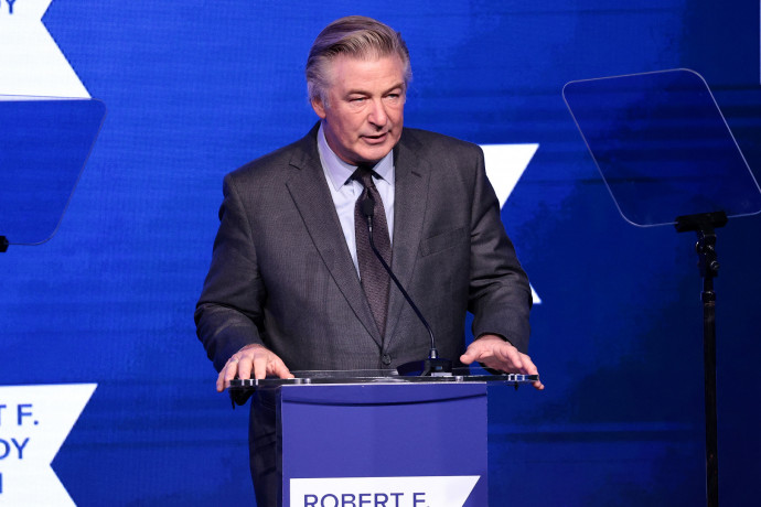 Alec Baldwin először forgat, mióta tavaly októberben lelőtt egy operatőrt