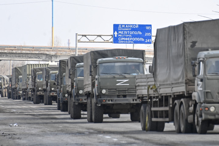 Az orosz állami média által kiadott fotó az orosz hadsereg konvojáról Herszonban 2022. március 11-én – Fotó: Sputnik / AFP