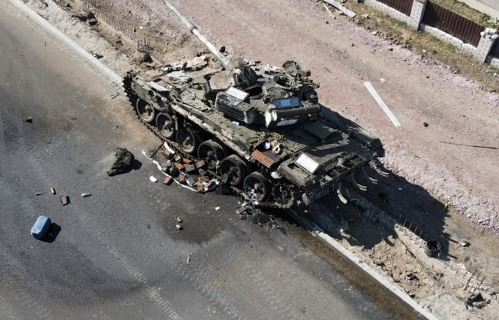 Kiiktatott orosz tank a kijevi fronton március 20-án – Fotó: Ukrán hadsereg sajtószolgálata / Reuters