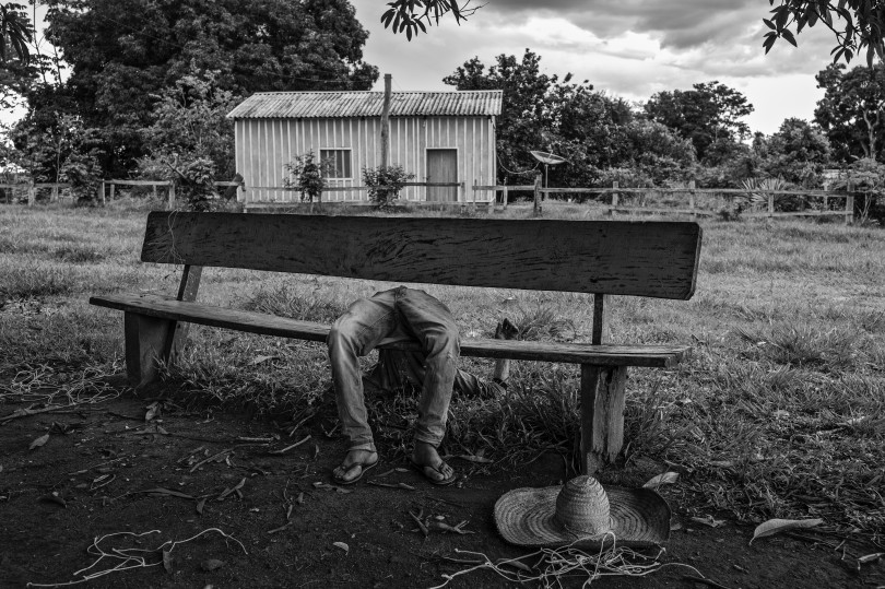 Kóbor kutyák bámulnak egy hentesüzletet a Vila da Ressacában, a korábban aranybányászattal foglalkozó, de mára szinte teljesen elhagyatott területen, a brazíliai Pará tartománybeli Altamirában 2013. szeptember 2-án. A második képen a Quilombola afro-brazil közösség egyik tagja részegségtől ájultan fekszik egy padon Pedras Negrasban, São Francisco do Guaporéban (Rondônia, Brazília) 2021. január 29-én. A Quilombola közösség fekete brazilokból áll, tagjai az afrikai kontinensről származó rabszolgasorban élő népek leszármazottai.