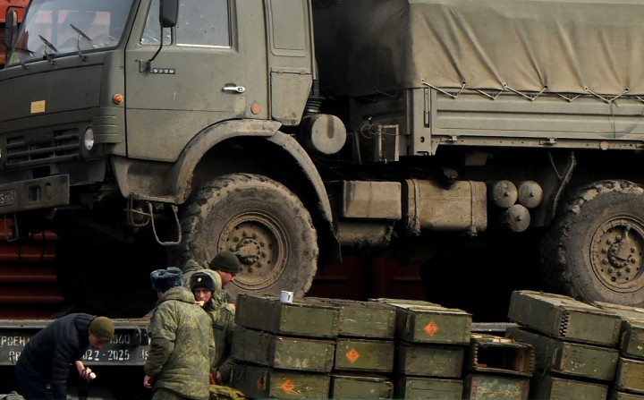 Orosz harcjárműveket és lőszert pakolnak egy vonatra Donyeckben 2022. február 23-án – Fotó: Stringer / AFP