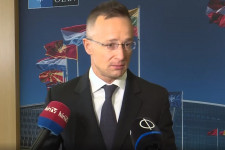 Szijjártó Péter a NATO-csúcsról: Sajnos vannak veszélyes javaslatok az asztalon, ilyen az Ukrajna feletti légtérzárra vonatkozó előterjesztés