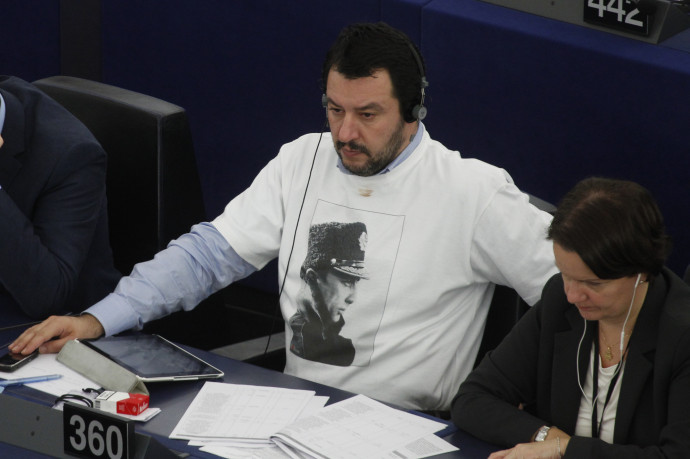 Matteo Salvini az Európai Parlamentben Putyint ábrázoló pólóban 2015-ben – Fotó: Michele Tantussi / Getty Images