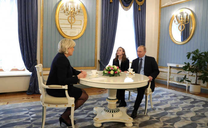 Marine Le Pen látogatása Putyinnál Moszkvában 2017-ben – Fotó: Russian Presidential Press and Information Office / Handout / Anadolu Agency / Getty Images