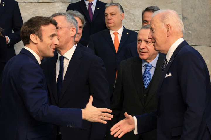 Emmanuel Macron francia és Joe Biden amerikai elnök fog kezet Recep Tayyip Erdogan török elnök és Orbán Viktor miniszterelnök előtt – Fotó: Wolfgang Rattay / Reuters
