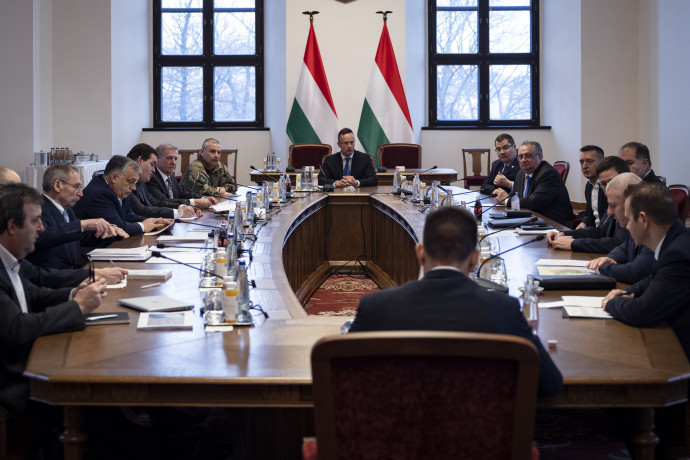 Orbán Viktor a nemzetbiztonsági operatív törzs ülésén a Karmelitában 2022. február 28-án – Fotó: Fischer Zoltán / Miniszerelnöki Sajtóiroda / MTI