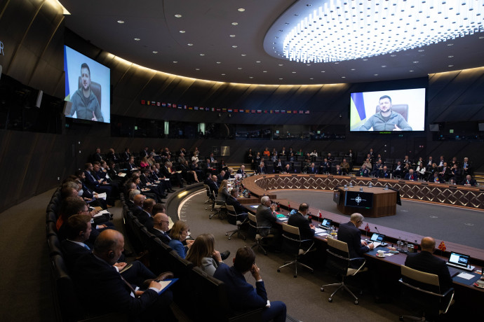 Zelenszkij videóüzenete a 24-i ülésen – Fotó: NATO / Anadolu Agency / Getty Images