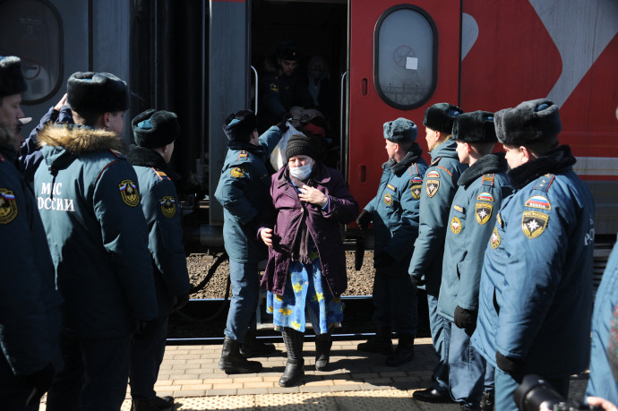 Mariupoli menekültek szállnak le a vonatról az oroszországi Tambovban – Fotó: Alexey Suhorukov / Sputnik / AFP