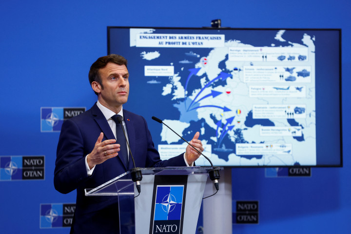 Macron a kiküldött francia csapatokat mutató térkép előtt – Fotó: Gonzalo Fuentes / Reuters