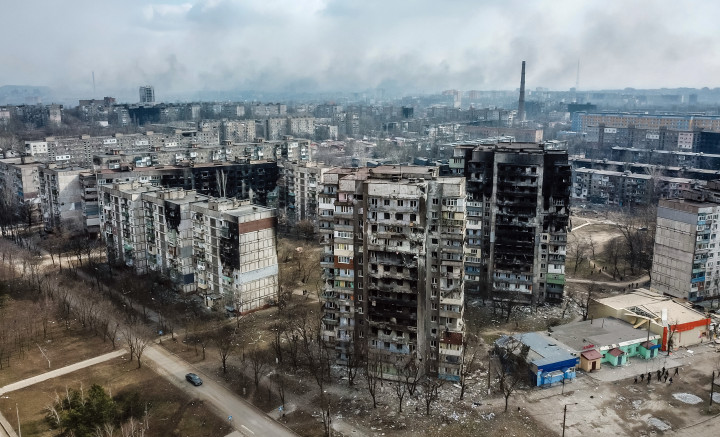 Légifelvétel egy szétlőtt lakótelepről a mariupoli Sevcsenkó körúton – Fotó: Alexey Kudenko / Sputnik / AFP