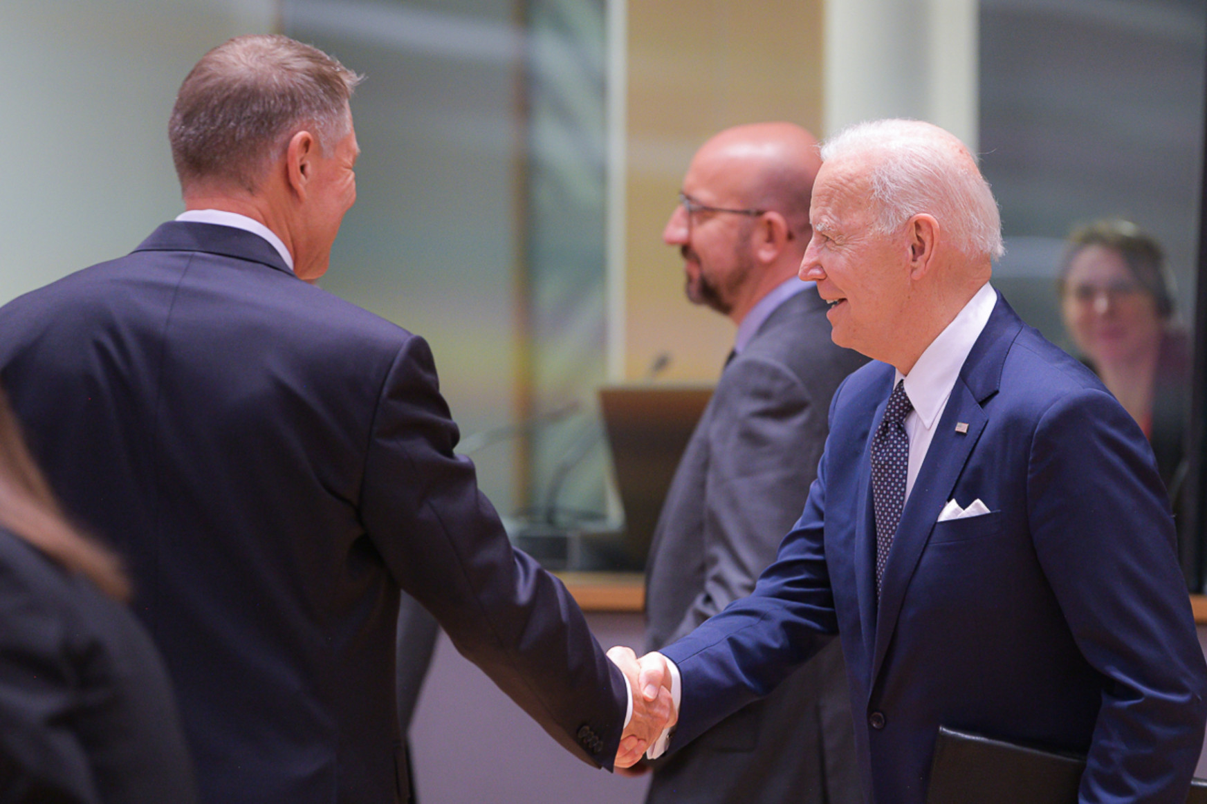 Klaus Iohannis Bidennel is tárgyalt az EU-csúcson. Az államfő szerint sem orosz támadástól, sem élelmiszerválságtól nem kell félnie Romániának
