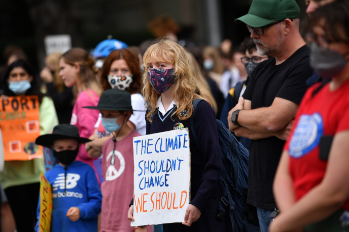 Klímaváltozás elleni intézkedéseket követelő iskolások tüntetnek az ausztráliai Melbourne-ben – Fotó: Joel Carrett / EPA / AAP / MTI