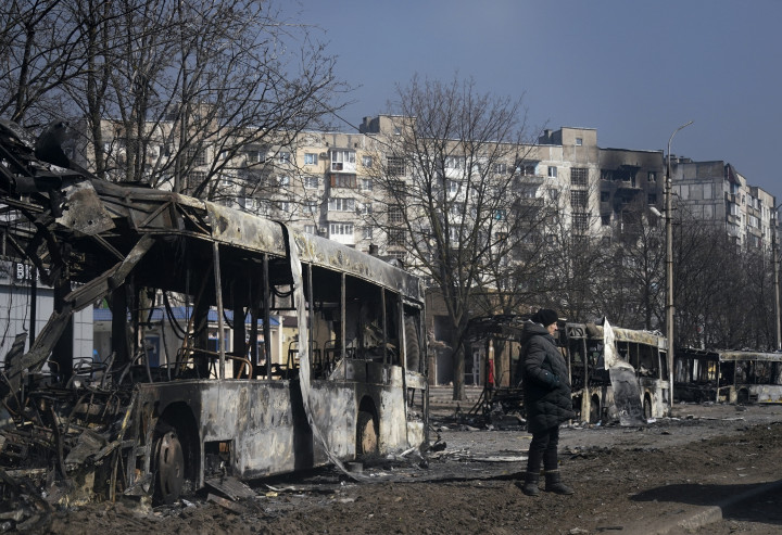 Kiégett buszok Mariupolban csütörtökön – Fotó: Stringer / Anadolu Agency / AFP