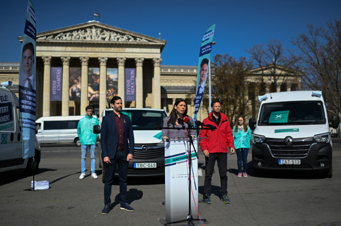 Fekete-Győr András, Bősz Anett és Tordai Bence a "Zay-keltés" akció előtt tartott sajtótájákoztatón a budapesti Hősök terén 2022. március 25-én – Fotó: Bődey János / Telex