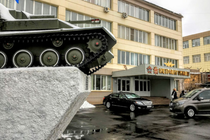 A régebben tankokat is gyártó Metrovagonmas üzem bejárata a Moszkva melletti Mityiscsiben, 2016-ban – Fotó: Tenczer Gábor