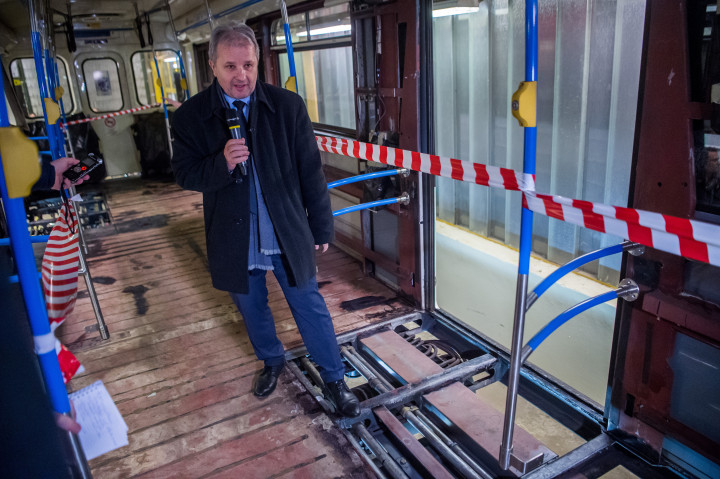 Héri József, a BKV Metró Üzemigazgatóságának vezetője sajtótájékoztatót tart a 3-as metró a felújított szerelvényeinek műszaki állapotáról a BKV Kőér utcai járműtelepén 2020. január 22-én – Fotó: Balogh Zoltán / MTI