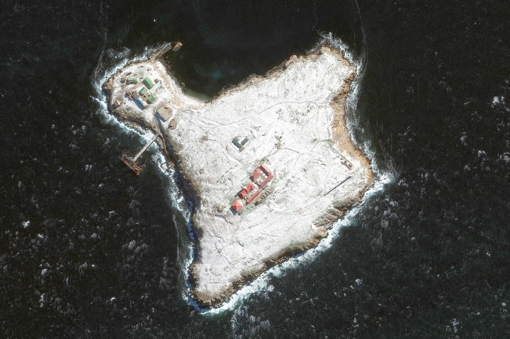 Műholdfelvételen a sziget, ahol az ukrán radarállomás személyzete állomásozott – Fotó: Maxar Technologies / Reuters