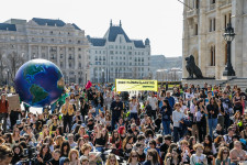 Globális klímasztrájk: Budapesten is demonstrálók vonultak a Parlamenthez