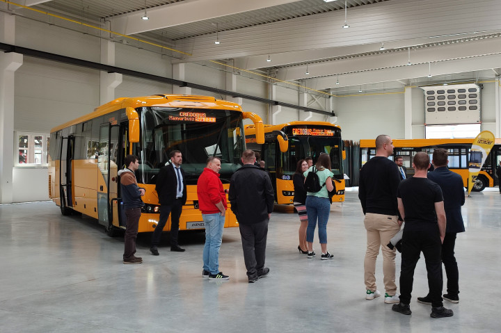 A Credobus új csarnokában gyártják a világ legkönnyebb
csuklós buszát