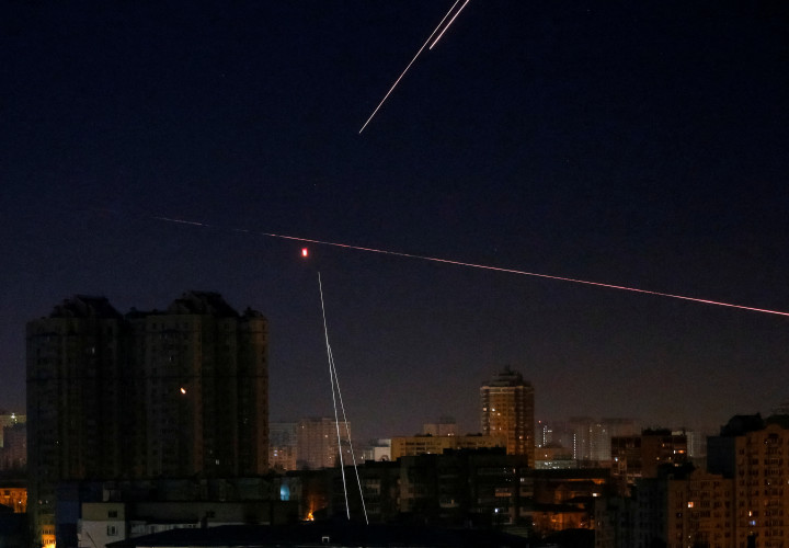 Lézer célzóval bemért orosz drón Kijev fölött – Fotó: Gleb Garanich / Reuters