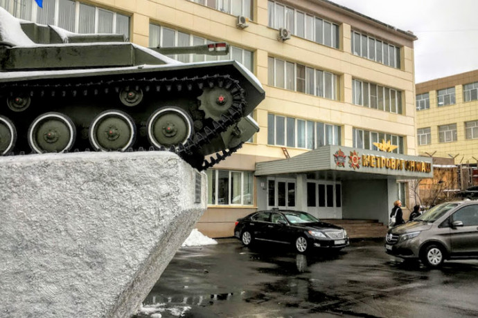 A régebben tankokat is gyártó Metrovagonmas üzem bejárata a Moszkva melletti Mityiscsiben, 2016-ban – Fotó: Tenczer Gábor / Telex