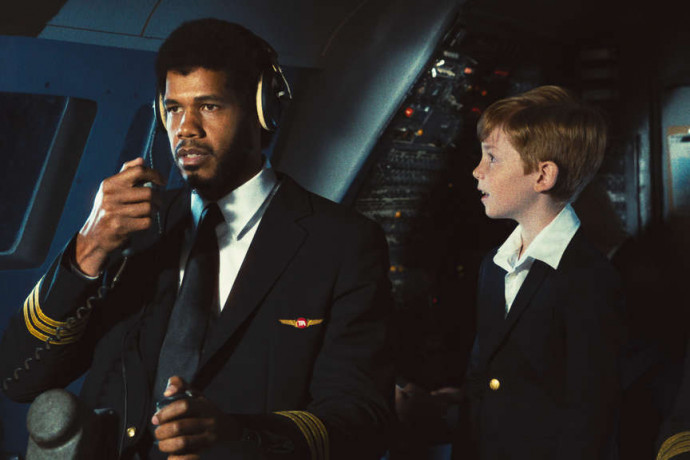 Solomon Hughes mint Kareem Abdul-Jabbar az Airplane! című film kultikus jelenetének sorozatbeli újrajátszásakor – Fotó: HBO