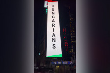 Mi a magyarok legerősebb fegyvere? – óriáskivetítőn jelent meg egy hirdetés a New York-i Times Square-en