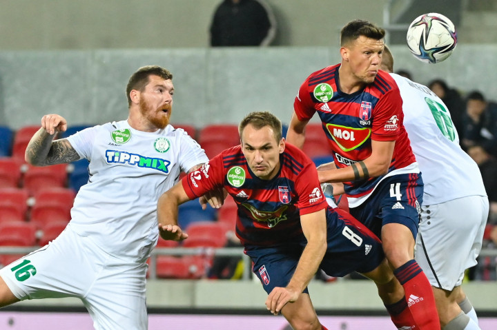 A paksi Ádám Martin (b), Jevhen Makarenko és Rus Adrián a Mol Fehérvár FC – Paksi FC mérkőzésen a székesfehérvári Mol Aréna Sóstó stadionban, 2021. október 29-én – Fotó: Vasvári Tamás / MTI